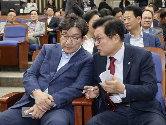 권성동 국민의힘 원내대표(왼쪽)와 박형수 원내수석부대표가 6일 오후 국회에서 열린 의원총회에서 회의 시작 전 대화하고 있다. 임현동 기자