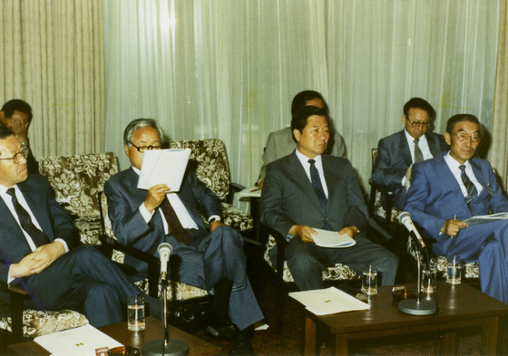 1988년 한국정치의 주요과제를 주제로 한 크리스찬아카데미 대화모임에 참석한 김종팔 전 총리(사진 앞줄 왼쪽부터), 김영삼, 김대중 전 대통령. 사진 여해와 함께