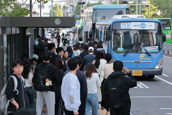 서울 시내버스 노조가 연휴가 끝난 뒤 첫차부터 준법투쟁(준법운행)을 재개한 7일 서울역 앞 버스환승센터 정류장에서 출근길 시민들이 버스에 탑승하고 있다. 연합뉴스