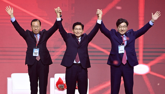 국민의힘 김문수 대선 후보(가운데)가 3일 오후 경기 일산 킨텍스에서 열린 제5차 전당대회에서 권영세 비대위원장(왼쪽), 권성동 원내대표와 기념촬영을 하고 있다. 임현동 기자