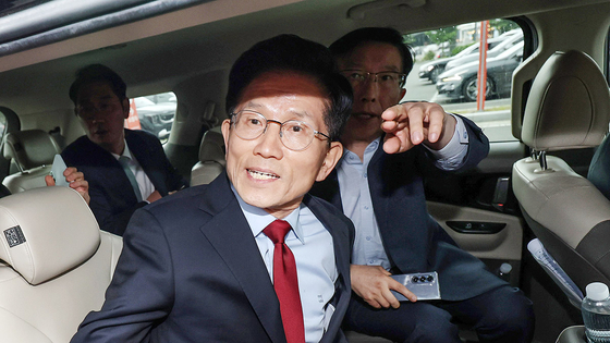 국민의힘 김문수 대선 후보가 6일 아시아태평양경제협력체(APEC) 회의장인 경북 경주시 경주화백컨벤션센터에서 후보 일정을 중단하고 서울로 올라가 현안 문제에 대한 대책을 마련하겠다고 밝힌 뒤 차량에 탑승하고 있다. 연합뉴스