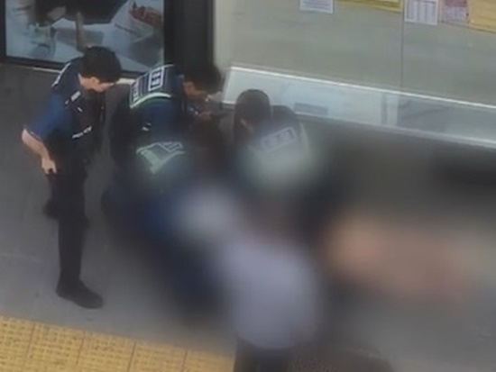 지난 6일 오전 10시 20분쯤 서울 관악구 봉천동 일대를 돌아다니며 가위와 볼펜 등을 휘둘러 시민들을 다치게 한 혐의를 받는 20대 남성이 경찰에 체포된 모습. 사진 연합뉴스TV 캡처