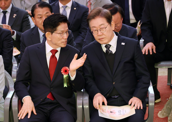 이재명 더불어민주당 대선 후보와 김문수 국민의힘 대선 후보가 지난 5일 서울 종로구 조계사에서 열린 부처님오신날 봉축법요식에서 대화를 나누고 있다. 대통령실통신사진기자단