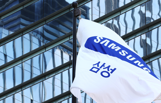 서울 서초구 삼성전자 서초사옥에 삼성 깃발이 바람에 펄럭이고 있다. 뉴스1