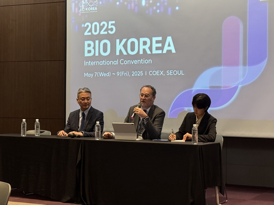 7일 서울 강남구 코엑스에서 개막한 '바이오 코리아 2025'에서 전세환 한국아스트라제네카 대표(왼쪽)와 마그네스 조르슨 아스트라제네카 바이오벤처허브 대표가 기자간담회를 가졌다. 남수현 기자