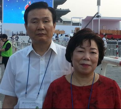 8일 어버이날 기념식에 훈장을 받은 김혜원씨(오른쪽)와 중증 시각장애를 갖고 있는 남편. 부부는 35년간 함께 해왔다. 사진 김혜원씨