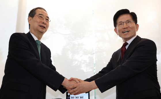 김문수 국민의힘 대선후보와 한덕수 무소속 대선 예비후보가 7일 서울 종로구의 한 식당에서 후보 단일화 관련 회동을 하기 전 악수하고 있다. 연합뉴스