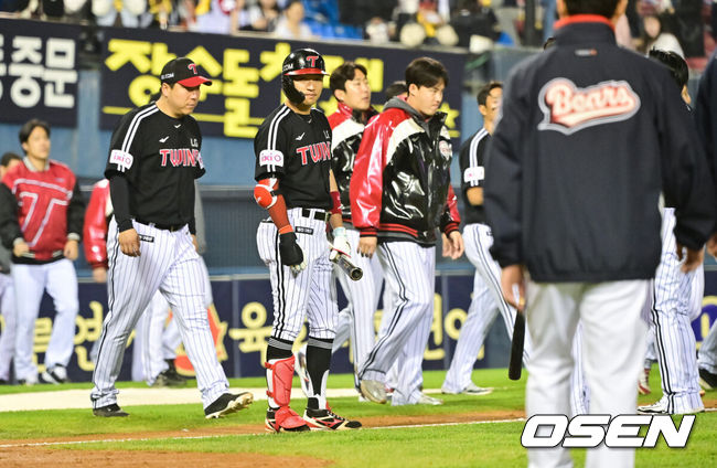 [OSEN=잠실, 박준형 기자]  프로야구 두산 베어스가 LG 트윈스를 꺾고 위닝에 성공했다.두산은 7일 서울 잠실구장에서 열린 2025 KBO리그 LG와 경기에서 5-2 역전승을 거뒀다. 반면LG는 개막 후 처음으로 1위 자리를 놓치고 2위로 밀려났다.경기종료 후 LG 선수들이 패배에 아쉬워하고 있다.  2025.05.07 / soul1014@osen.co.kr