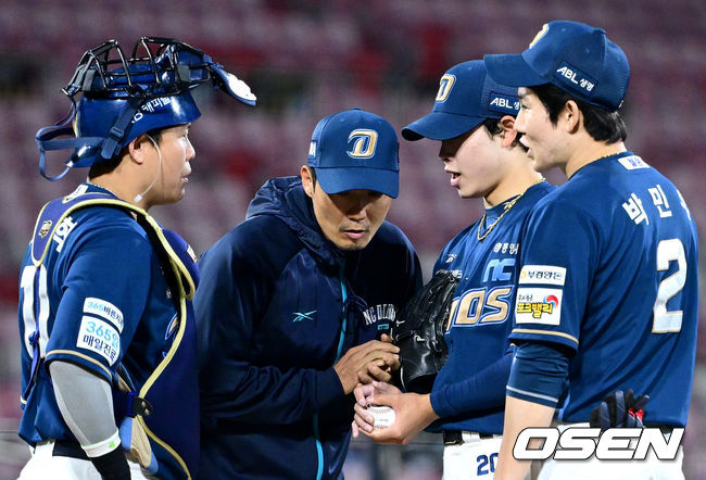 막내 목지훈을 향해 귀 기울이는 이용훈 투수코치, 포수 박세혁, 2루수 박민우.