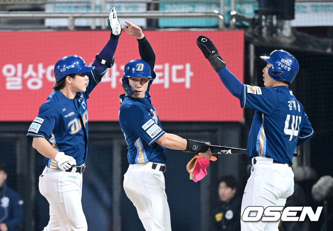 9회초 1사 1, 3루 상황 NC 천재환이 달아나는 좌월 스리런포를 날리고 홈을 밟으며 한석현-김휘집과 기뻐하고 있다.