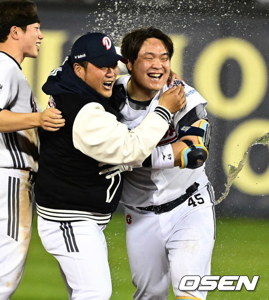 [OSEN=지형준 기자] 두산이 연장까지 가는 치열한 접전끝에 한화를 잡고 시즌 첫 5할 승률에 도달했다.프로야구 두산 베어스는 8일 서울 잠실구장에서 열린 2025 신한 SOL뱅크 KBO리그 한화 이글스와의 시즌 첫 맞대결에서 연장 승부 끝 김기연의 끝내기 안타로 6-5 승리를 거뒀다.두산은 3연전 기선제압과 함께 2연승을 달리며 시즌 첫 5할 승률에 도달했다. 7승 7패. 반면 2연패에 빠진 한화는 4승 10패가 됐다.두산 박석민 코치가 김기연의 끝내기 안타에 그라운드에 뛰어 나가 기뻐하고 있다. 2025.04.08 / jpnews@osen.co.kr