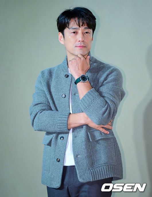 [OSEN=지형준 기자] 22일 오후 서울 성동구 성수동의 한 매장에서 스위스 고급 시계 제조사 포토행사가 열렸다.이날 방탄소년단 제이홉, 배우 차은우, 박신혜, 지진희, 모델 아이린, 셰프 안성재가 참석했다.배우 지진희가 포토타임을 하고 있다. 2024.11.22 / jpnews@osen.co.kr