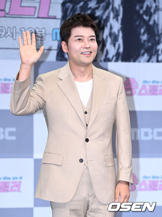 [OSEN=이대선 기자] 3일 오후 서울 마포구 상암 MBC 골든마우스홀에서 MBC예능 프로그램‘송스틸러’ 제작발표회가 열렸다.‘송스틸러’는 갖고 싶은 남의 곡을 대놓고 훔칠 수 있는 기회를 제공하는 신개념 음악 프로그램이다.‘송스틸러’는 오는5월5일 일요일밤9시10분에 첫 방송된다.방송인 전현무가 포즈를 취하고 있다. 2024.05.02 /sunday@osen.co.kr