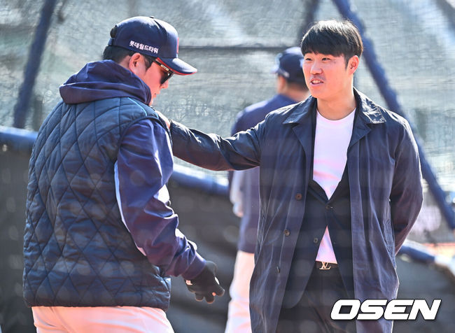 [OSEN=부산, 이석우 기자] 9일 부산 사직야구장에서 2025 신한 SOL 뱅크 KBO 리그 롯데 자이언츠와 KIA 타이거즈의 시범경기가 열린다. 전날 롯데는 KIA에 4-3으로 역전승했다.신본기 부산MBC 라디오 야구 해설위원이 롯데를 찾아 얘기하고 있다. 2025.03.09 / 