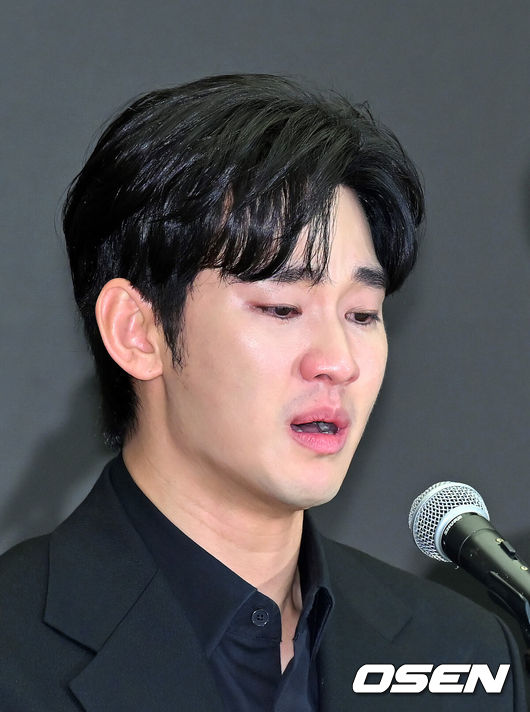 [OSEN=민경훈 기자] 31일 오후 서울 마포구 상암동 스탠포드호텔에서 김수현 기자회견이 열렸다.배우 김수현은 故김새론 사망 이후 그를 휘감은 미성년자 열애 의혹 등에 대한 기자회견에 참석한다. 고인 사망 후 44일 만이며, 김수현은 법무법인 엘케이비앤파트너스 김종복 변호사와 함께 참석한다. 다만 기자회견에서 질의응답은 이뤄지지 않는다.배우 김수현이 기자회견을 하며 눈물을 흘리고 있다. 2025.03.31 / rumi@osen.co.kr