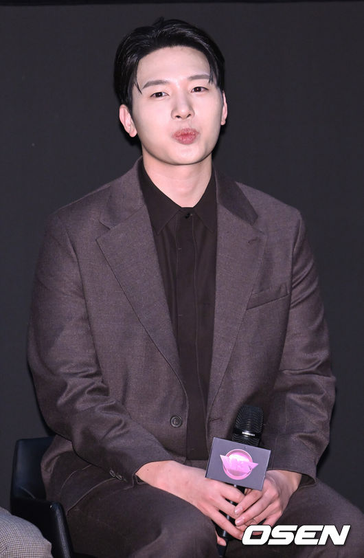 [OSEN=김성락 기자] 22일 오후 서울 강남구 CGV 청담 씨네시티에서 엠넷 ‘초대형 노래방 서바이벌’ 기자간담회가 열렸다. 멜로망스 김민석이 취재진을 향해 포즈를 취하고 있다. 2023.11.22 / ksl0919@osen.co.kr 