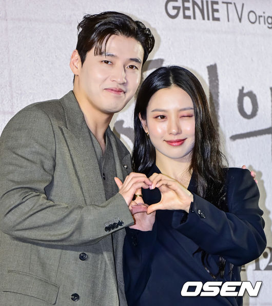 [OSEN=지형준 기자] 8일 오후 서울 상암 스탠포드 호텔 그랜드볼룸에서 지니TV오리지널 ‘당신의 맛’ 제작발표회가 열렸다.‘당신의 맛’은 식품 기업을 물려받기 위해 작은 식당을 인수 합병하는 ‘레시피 사냥꾼’이 된 재벌 상속남 한범우(강하늘 분)와 전주에서 간판도 없는 원 테이블 식당을 운영 중인 똥고집 셰프 모연주(고민시 분)의 전쟁 같은 키친 타카 성장 로맨스다.배우 강하늘, 고민시가 포즈를 취하고 있다. 2025.05.08 /jpnews@osen.co.kr