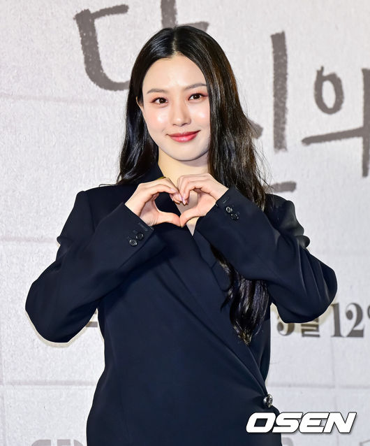 [OSEN=지형준 기자] 8일 오후 서울 상암 스탠포드 호텔 그랜드볼룸에서 지니TV오리지널 ‘당신의 맛’ 제작발표회가 열렸다.‘당신의 맛’은 식품 기업을 물려받기 위해 작은 식당을 인수 합병하는 ‘레시피 사냥꾼’이 된 재벌 상속남 한범우(강하늘 분)와 전주에서 간판도 없는 원 테이블 식당을 운영 중인 똥고집 셰프 모연주(고민시 분)의 전쟁 같은 키친 타카 성장 로맨스다.배우 고민시가 포즈를 취하고 있다. 2025.05.08 /jpnews@osen.co.kr