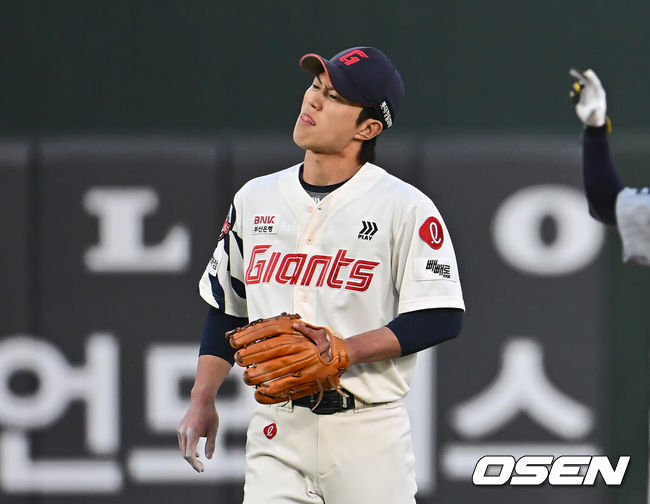 [OSEN=부산, 이석우 기자] 롯데 자이언츠 전민재 2025.04.23 / foto0307@osen.co.kr