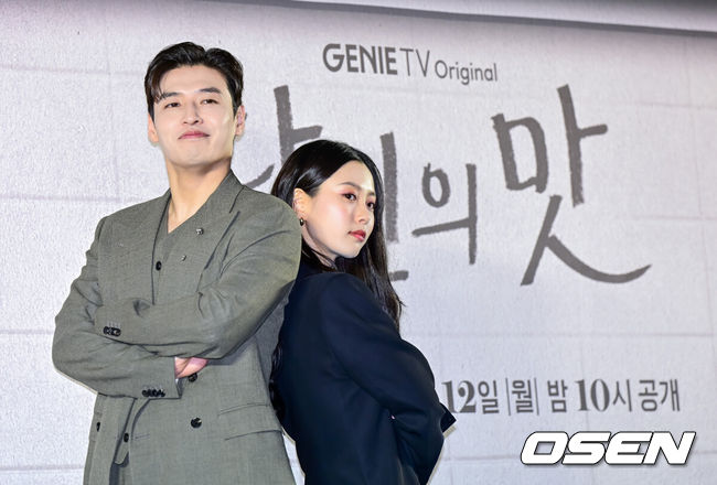 [OSEN=지형준 기자] 8일 오후 서울 상암 스탠포드 호텔 그랜드볼룸에서 지니TV오리지널 ‘당신의 맛’ 제작발표회가 열렸다.‘당신의 맛’은 식품 기업을 물려받기 위해 작은 식당을 인수 합병하는 ‘레시피 사냥꾼’이 된 재벌 상속남 한범우(강하늘 분)와 전주에서 간판도 없는 원 테이블 식당을 운영 중인 똥고집 셰프 모연주(고민시 분)의 전쟁 같은 키친 타카 성장 로맨스다.배우 강하늘, 고민시가 포즈를 취하고 있다. 2025.05.08 /jpnews@osen.co.kr