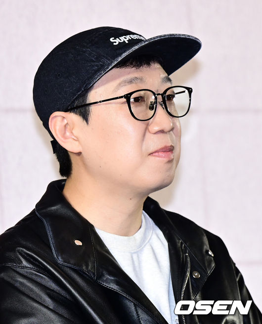 [OSEN=지형준 기자] 8일 오후 서울 상암 스탠포드 호텔 그랜드볼룸에서 지니TV오리지널 ‘당신의 맛’ 제작발표회가 열렸다.‘당신의 맛’은 식품 기업을 물려받기 위해 작은 식당을 인수 합병하는 ‘레시피 사냥꾼’이 된 재벌 상속남 한범우(강하늘 분)와 전주에서 간판도 없는 원 테이블 식당을 운영 중인 똥고집 셰프 모연주(고민시 분)의 전쟁 같은 키친 타카 성장 로맨스다.한준희 크리에이터가 기자간담회를 하고 있다. 2025.05.08 /jpnews@osen.co.kr