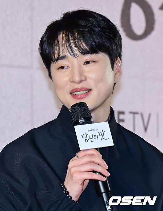 [OSEN=지형준 기자] 8일 오후 서울 상암 스탠포드 호텔 그랜드볼룸에서 지니TV오리지널 ‘당신의 맛’ 제작발표회가 열렸다.‘당신의 맛’은 식품 기업을 물려받기 위해 작은 식당을 인수 합병하는 ‘레시피 사냥꾼’이 된 재벌 상속남 한범우(강하늘 분)와 전주에서 간판도 없는 원 테이블 식당을 운영 중인 똥고집 셰프 모연주(고민시 분)의 전쟁 같은 키친 타카 성장 로맨스다.박단희 감독이 기자간담회를 하고 있다. 2025.05.08 /jpnews@osen.co.kr