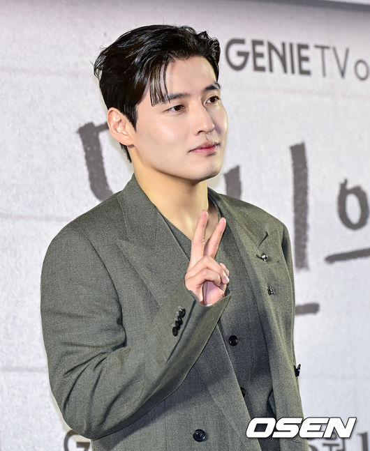 [OSEN=지형준 기자] 8일 오후 서울 상암 스탠포드 호텔 그랜드볼룸에서 지니TV오리지널 ‘당신의 맛’ 제작발표회가 열렸다.‘당신의 맛’은 식품 기업을 물려받기 위해 작은 식당을 인수 합병하는 ‘레시피 사냥꾼’이 된 재벌 상속남 한범우(강하늘 분)와 전주에서 간판도 없는 원 테이블 식당을 운영 중인 똥고집 셰프 모연주(고민시 분)의 전쟁 같은 키친 타카 성장 로맨스다.배우 강하늘이 포토타임을 하고 있다. 2025.05.08 /jpnews@osen.co.kr