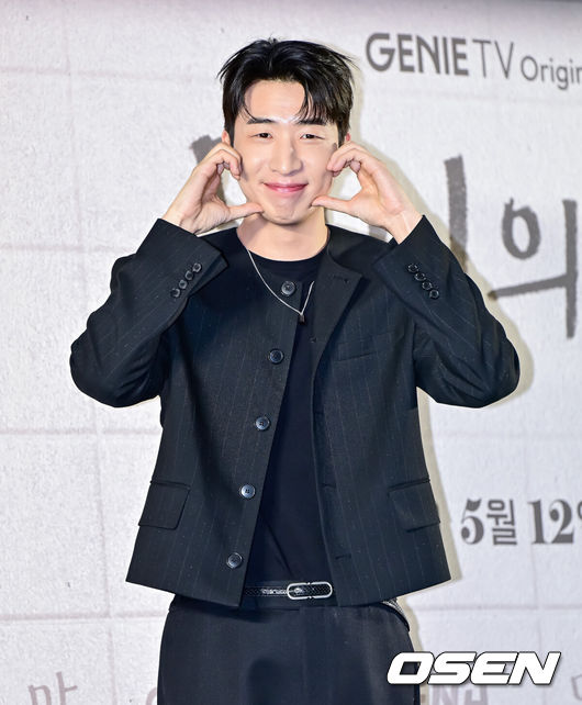[OSEN=지형준 기자] 8일 오후 서울 상암 스탠포드 호텔 그랜드볼룸에서 지니TV오리지널 ‘당신의 맛’ 제작발표회가 열렸다.‘당신의 맛’은 식품 기업을 물려받기 위해 작은 식당을 인수 합병하는 ‘레시피 사냥꾼’이 된 재벌 상속남 한범우(강하늘 분)와 전주에서 간판도 없는 원 테이블 식당을 운영 중인 똥고집 셰프 모연주(고민시 분)의 전쟁 같은 키친 타카 성장 로맨스다.배우 유수빈이 포즈를 취하고 있다. 2025.05.08 /jpnews@osen.co.kr
