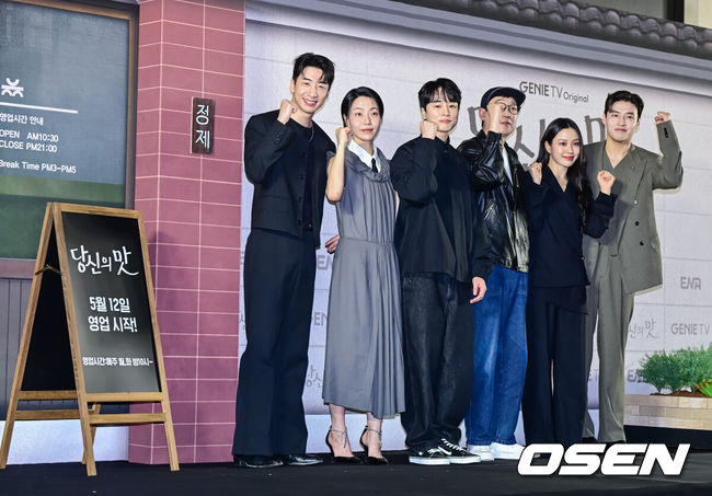 [OSEN=지형준 기자] 8일 오후 서울 상암 스탠포드 호텔 그랜드볼룸에서 지니TV오리지널 ‘당신의 맛’ 제작발표회가 열렸다.‘당신의 맛’은 식품 기업을 물려받기 위해 작은 식당을 인수 합병하는 ‘레시피 사냥꾼’이 된 재벌 상속남 한범우(강하늘 분)와 전주에서 간판도 없는 원 테이블 식당을 운영 중인 똥고집 셰프 모연주(고민시 분)의 전쟁 같은 키친 타카 성장 로맨스다.배우 유수빈, 김신록, 한준희 크리에이터, 박단희 감독, 배우 고민시, 강하늘이 포즈를 취하고 있다. 2025.05.08 /jpnews@osen.co.kr