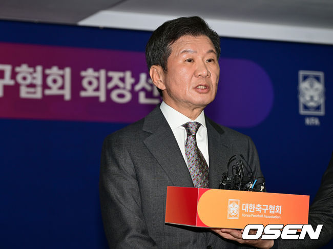 [OSEN=김성락 기자] 제55대 대한축구협회 회장 선거에 출마한 정몽규 후보가 4연임에 성공했다.제 55대 대한축구협회 회장 선거가 26일 서울 종로구 신문로 축구회관 2층에서 열렸다.이날 정몽규 후보는 선거인단 192명 중 183명이 투표한 가운데 156표의 압도적인 지지를 받아 당선이 확정됐다.정몽규 회장이 취재진의 질문에 대답하고 있다. 