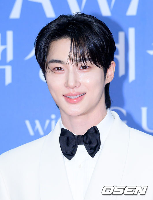 [OSEN=이대선 기자] 5일 오후 서울 강남구 코엑스 D홀에서 ‘제61회 백상예술대상 with 구찌’ 레드카펫 행사가 열렸다.방송·영화·연극을 아우르는 국내 유일무이 종합 예술 시상식 ‘제61회 백상예술대상 with 구찌’는 JTBC·JTBC2·JTBC4에서 동시 생중계, 프리즘·네이버TV·치지직에서 디지털 생중계된다.배우 변우석이 레드카펫을 밟고 있다. 2025.05.05 /sunday@osen.co.kr