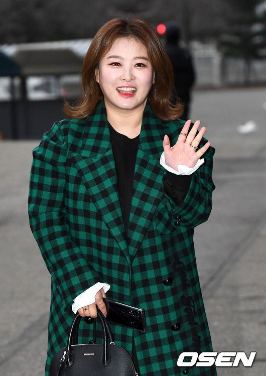 [OSEN=최규한 기자] 1일 오전 서울 여의도 KBS 별관에서 KBS2 ‘해피투게더4’ 녹화가 진행됐다.이날 녹화에는 박미선, 이지혜, 심진화 등이 출연한다.방송인 심진화가 출근하고 있다. /dreamer@osen.co.kr