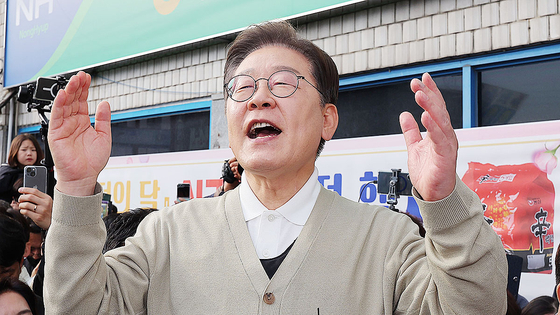 더불어민주당 이재명 대선 후보가 '골목골목 경청투어:국토종주편'에 나선 6일 충남 금산군 금산터미널 일대에서연설을 하고 있다. 연합뉴스
