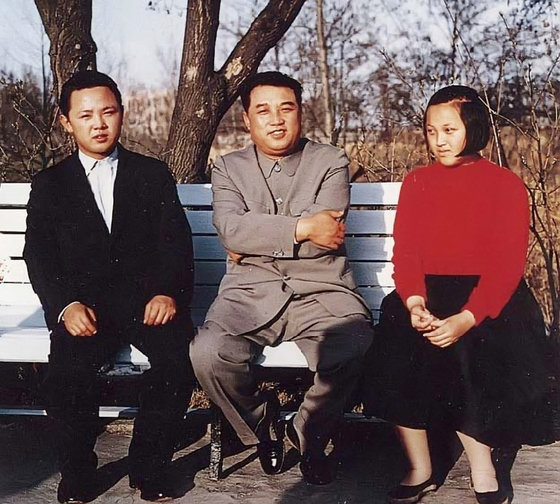 김정일 국방위원장이 노동당에 들어간 직후인 1966년 김일성 주석, 여동생 김경희와 함께하고 있다. [연합뉴스]