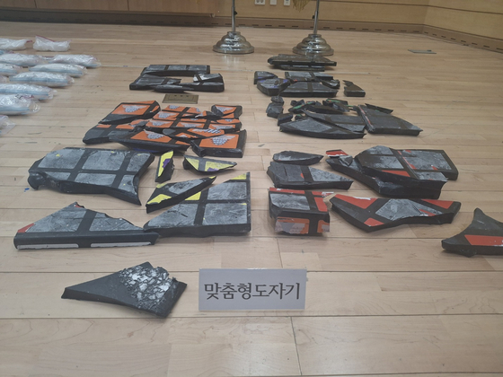 서울 광진경찰서가 압수한 해외 마약 조직원의 도자기 조각들. 조직원들은 사진 속 조각들이 결합된 큐브 모양의 정육면체 도자기에 케타민과 엑스터시를 숨겨 국내로 밀반입했다. 김성진 기자