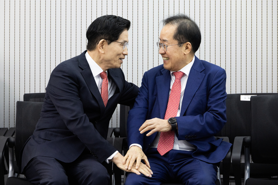 국민의힘 대선 경선 3차 진출자 발표일인 4월29일 김문수, 홍준표 후보가 밝은 표정으로 대화하고 있다. 이 장면이 30년 정치 동지의 마지막 경쟁의 장으로 기록될 수 있을까. 뉴스1