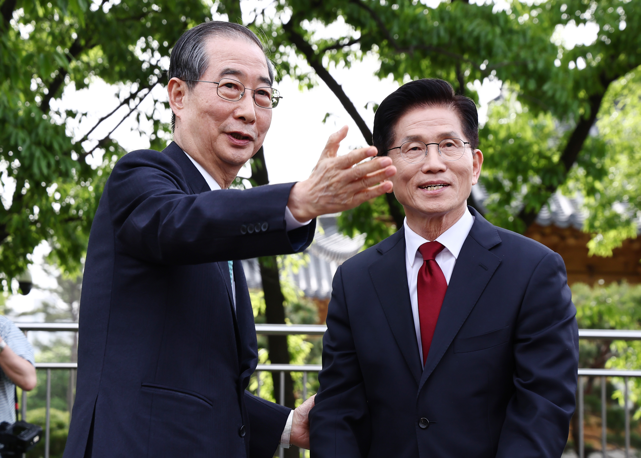 국민의힘 김문수 대선후보와 무소속 한덕수 대선 예비후보가 8일 서울 국회 사랑재에 위치한 커피숍에서 만나 회동하고 있다. 연합뉴스