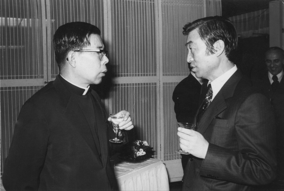 여해 강원용 목사(오른쪽)가 김수환 추기경과 대화를 나누고 있다. [사진 여해와 함께]