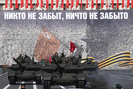 러시아의 T-90M 전차가 지난 3일(현지시간) 전승절 기념 리허설을 위해 드보르초바야 광장을 가로지르고 있다. AFP=연합뉴스