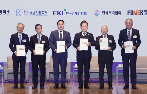 이재명 더불어민주당 대선후보가 8일 서울 중구 대한상공회의소에서 열린 경제5단체 간담회에서 경제5단체장들에게 정책 제언집을 전달 받은 후 기념촬영을 하고 있다. 왼쪽부터 최진식 한국중견기업연합회장, 윤진식 한국무역협회장, 최태원 대한상공회의소 회장, 이재명 후보, 손경식 한국경영자총협회장, 류진 한국경제인협회장. 뉴스1