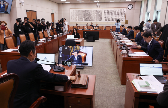 정청래 법사위 위원장이 7일 국회에서 열린 법제사법위원회 전체회의에서 민주당 위원들만 참석한 채 의사봉을 두드리고 있다. 임현동 기자/20250507