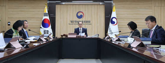 고학수 개인정보보호위원회 위원장이 서울 종로구 정부서울청사에서 열린 2025년 제8회 전체회의에서 모두발언을 하고 있다. [뉴스1]