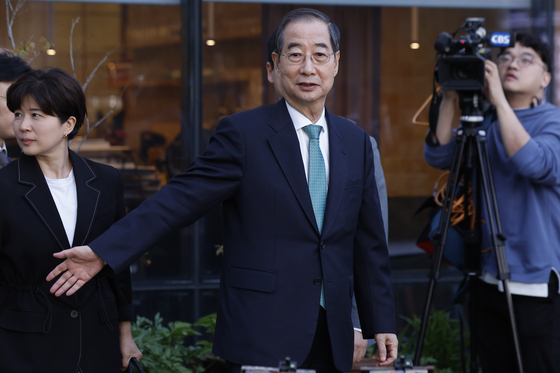 무소속 한덕수 대선 예비후보가 7일 서울 종로구의 한 식당에서 국민의힘 김문수 대선 후보와 후보 단일화 관련 회동을 마친 뒤 떠나고 있다. 국민의힘 김 후보와 무소속 한 예비후보는 후보 단일화 논의를 이날 위해 만났지만, 합의된 사항 없이 끝났다. 연합뉴스