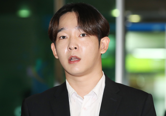 필로폰 투약 혐의로 불구속 기소된 가수 남태현이 지난 2023년 10월 19일 오전 서울서부지방법원에서 열린 마약류 관리에 관한 법률 위반 혐의 공판을 마친 뒤 법원을 나서며 인터뷰를 하고 있다. 뉴스1