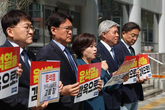 조국혁신당 의원들이 지난달 21일 서울 경찰청 국가수사본부에 윤석열 전 대통령을 허위사실공표 혐의로 고발하기 앞서 기자회견을 하고 있다. 오른쪽부터 조국혁신당 신장식·서왕진·정춘생·황운하·차규근 의원. 연합뉴스
