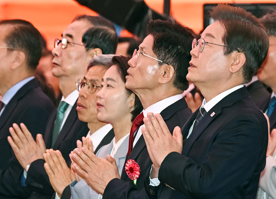 부처님오신날을 맞은 5일 서울 종로구 조계사 대웅전 앞에서 열린 부처님 오신날 봉축법요식에서 대선후보들이 참석해 있다. 앞줄 오른쪽부터 더불어민주당 이재명 대선 후보, 국민의힘 김문수 대선 후보, 진보당 김재연 대선 후보, 정의당 권영국 대선 후보, 무소속 한덕수 대선 예비후보. 대통령실사진기자단