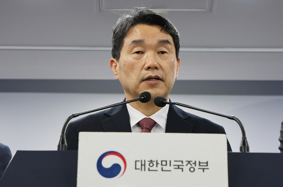 지난 3월 17일 내년도 의과대학 모집 인원을 3058명으로 확정 발표하는 이주호 당시 사회부총리. [뉴스1]