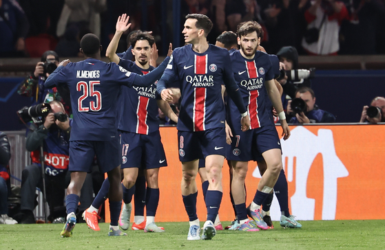 결숭 진출을 자축하는 PSG 선수들. EPA-연합뉴스