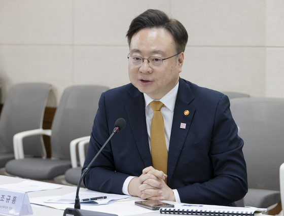 조규홍 보건복지부 장관이 2일 서울 중구 국립중앙의료원에서 연휴기간을 대비해 비상진료체계 상황을 점검하고 있다.연합뉴스