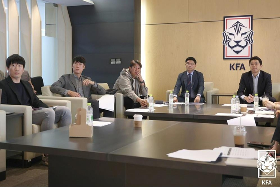 첫 회의를 가진 현영민 위원장 체제의 대한축구협회 국가대표 전력강화위원회. 사진 대한축구협회